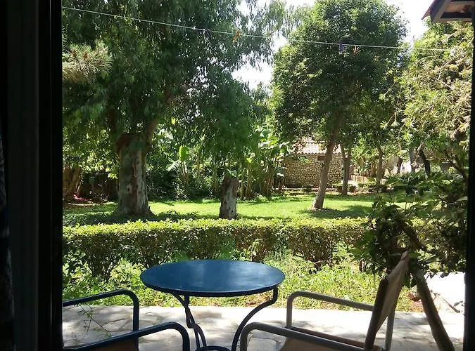 Dougas Couette-café Arkoudi